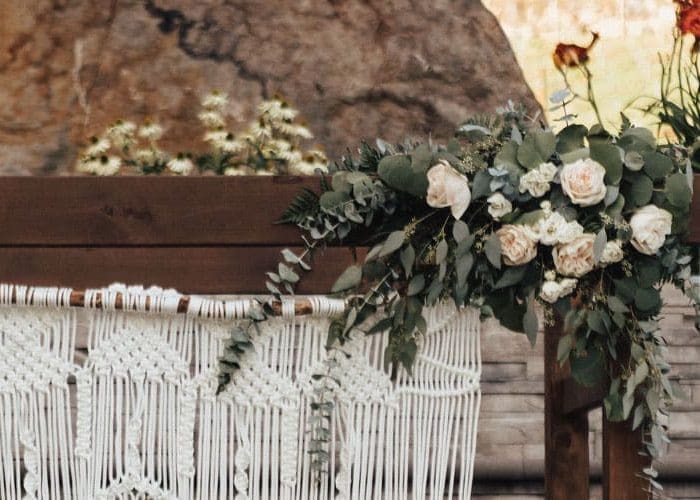 coin-d-arche-florale-eucalyptus-blanc-blush-maison-montcalm-fleuriste